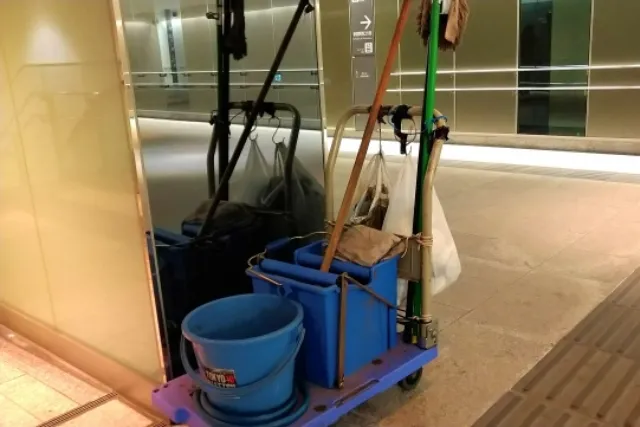 バケツやモップなどの清掃道具が台車の上に乗っている