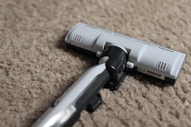 毛の長いカーペットを掃除している掃除機のヘッド部分のアップ