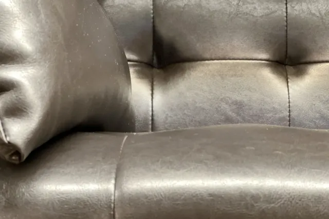 皮のソファの表面のアップ