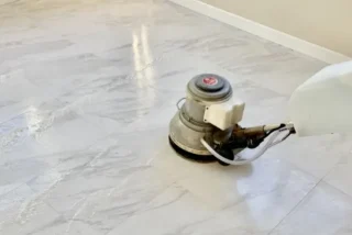 ワックスがけをしないとどうなる？イメージダウン・床劣化・汚れのリスクを解説