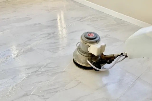 業務用の機械で床のワックスがけをしている様子