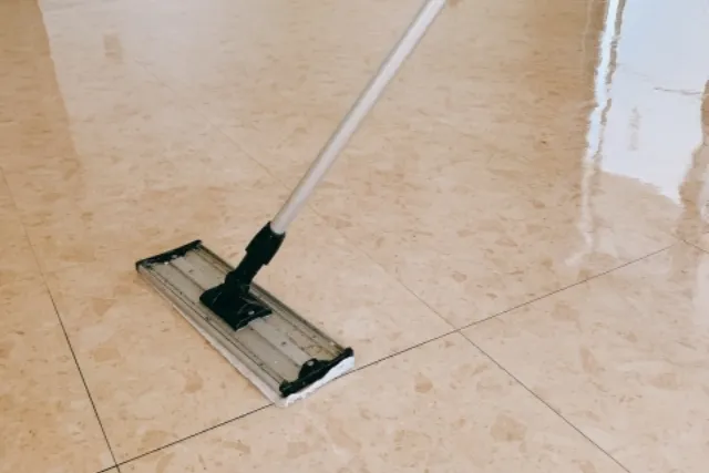 ワックスがけワイパーで床のワックスがけをしている様子