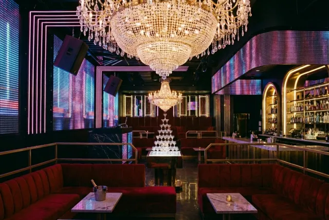 シャンデリアのあるホストクラブの店内のイメージ