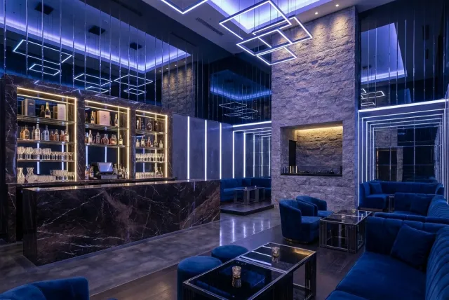 青系のソファのあるホストクラブの店内イメージ