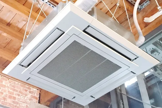 木製の天井に設置されている業務用エアコン