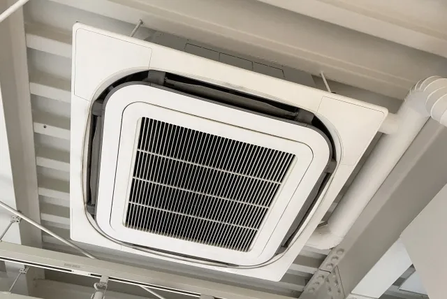 天井に設置されている業務用エアコン