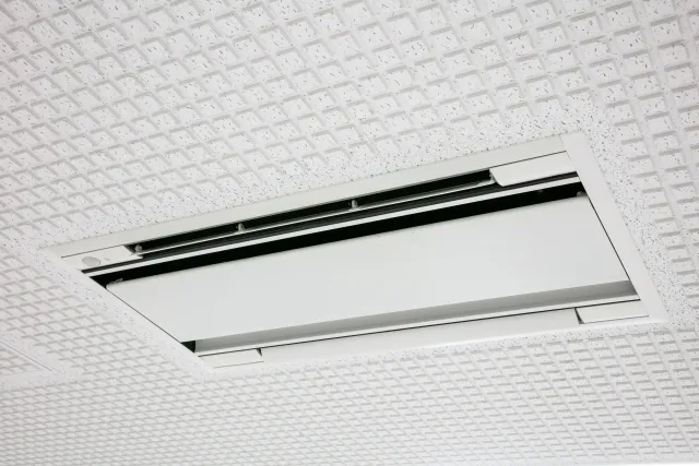 天井に設置されている細長い業務用エアコン