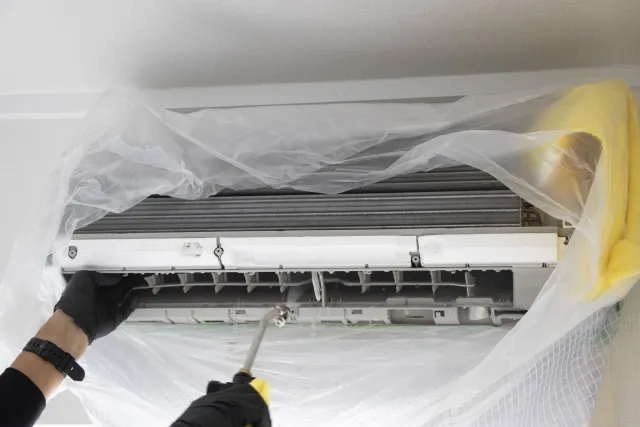 家庭用エアコンを解体洗浄している様子