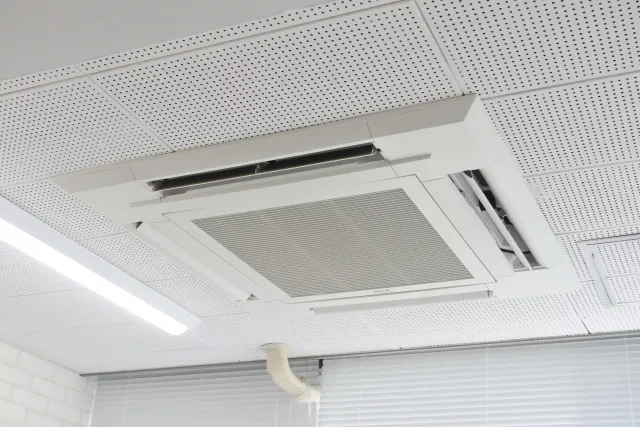 天井に設置されている業務用のエアコン
