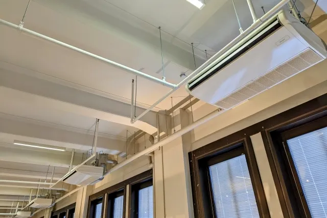 天井に設置されている細長い業務用エアコン数台