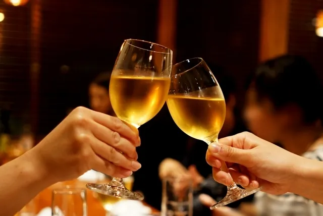 2人でワイングラスで乾杯している様子