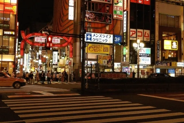 夜の歌舞伎町の横断歩道