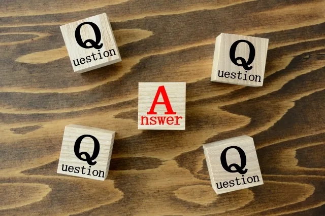 黒いQと記載された木のブロックと、赤いAと記載された木のブロック